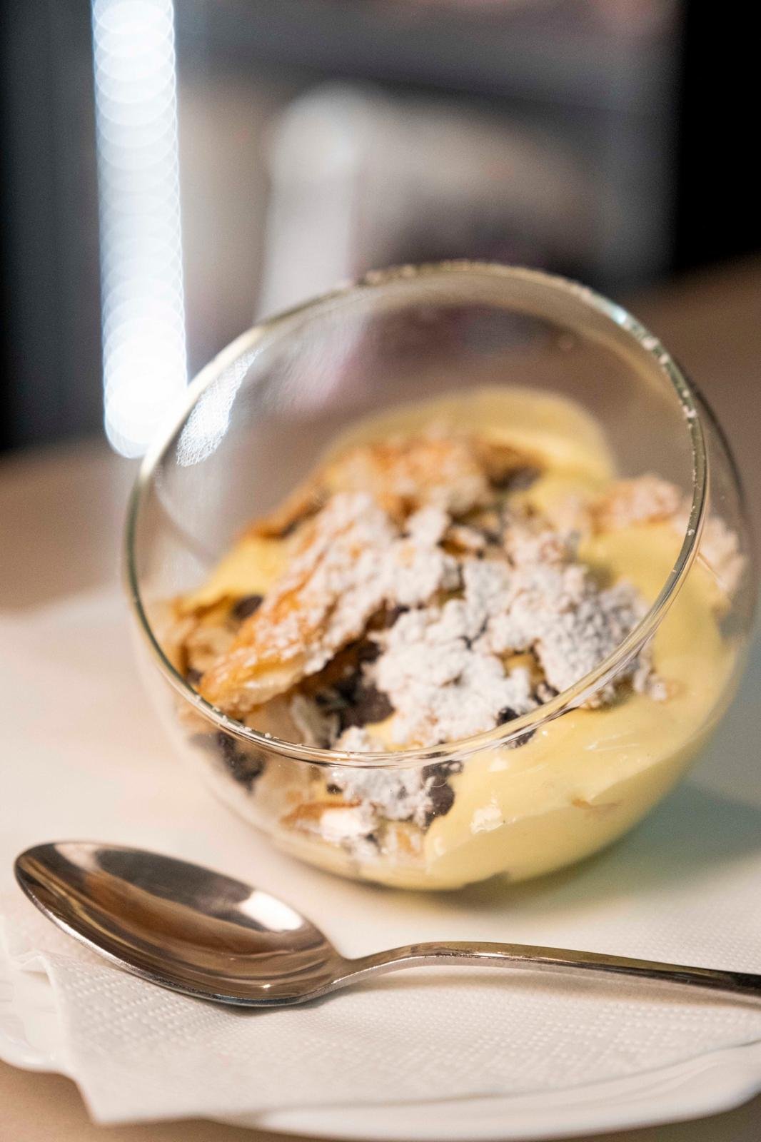 Dolce cremoso al cucchiaio con biscotti e crema