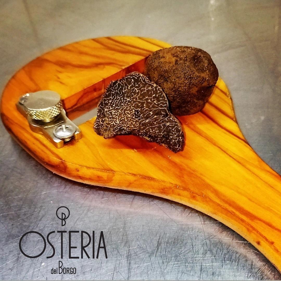 Tartufo fresco intero e affettato su un tagliere