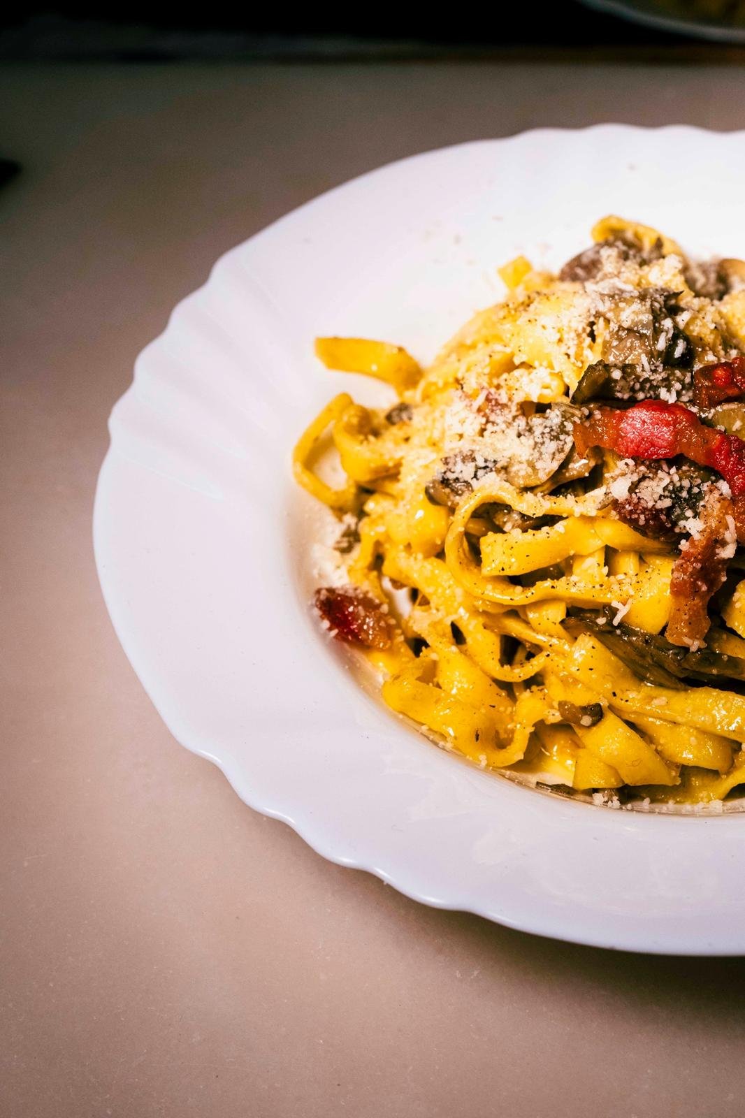 Pasta fresca con funghi e guanciale
